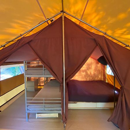 Camping La Kahute - Tente Lodge Au Coeur De La Foret 卡尔康 外观 照片
