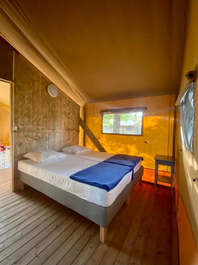 Camping La Kahute - Tente Lodge Au Coeur De La Foret 卡尔康 外观 照片