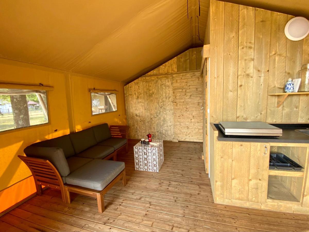 Camping La Kahute - Tente Lodge Au Coeur De La Foret 卡尔康 外观 照片