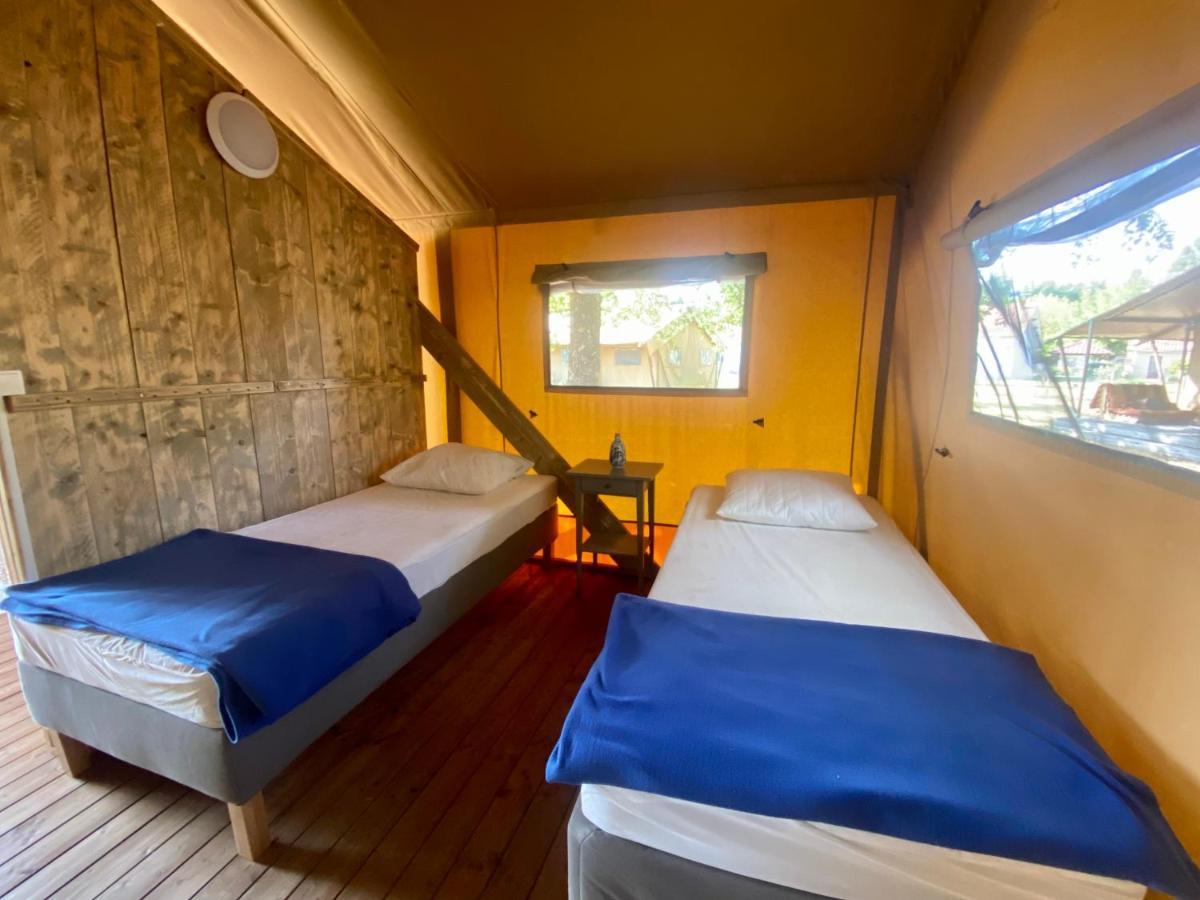 Camping La Kahute - Tente Lodge Au Coeur De La Foret 卡尔康 外观 照片