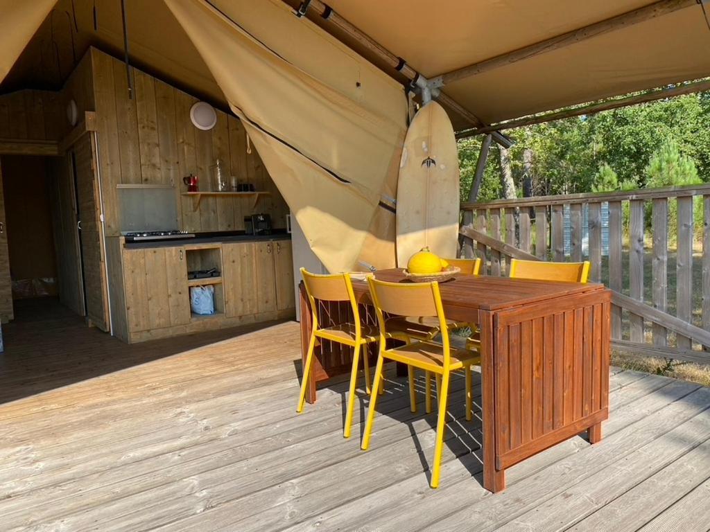 Camping La Kahute - Tente Lodge Au Coeur De La Foret 卡尔康 外观 照片