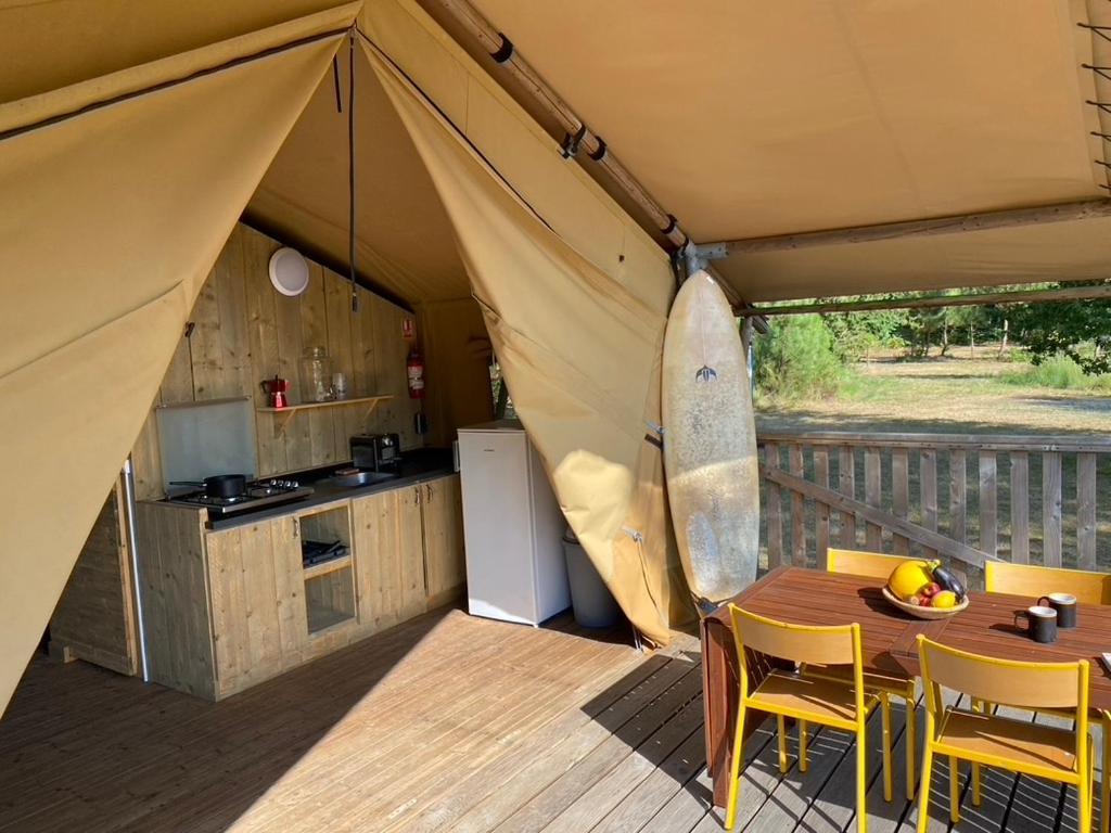 Camping La Kahute - Tente Lodge Au Coeur De La Foret 卡尔康 外观 照片