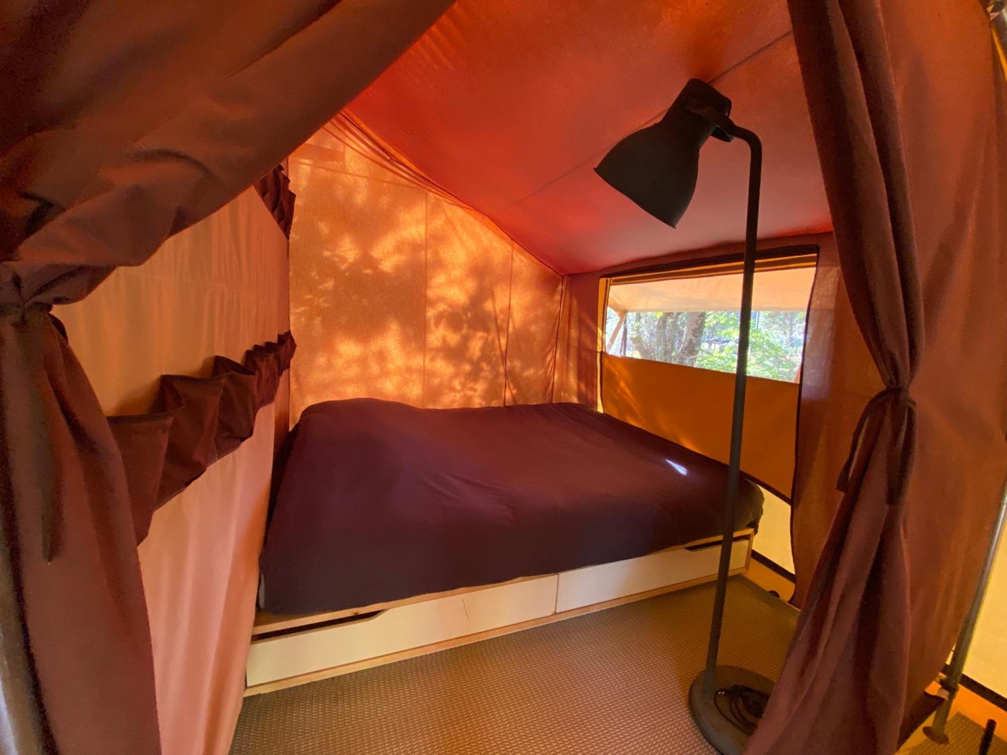Camping La Kahute - Tente Lodge Au Coeur De La Foret 卡尔康 外观 照片