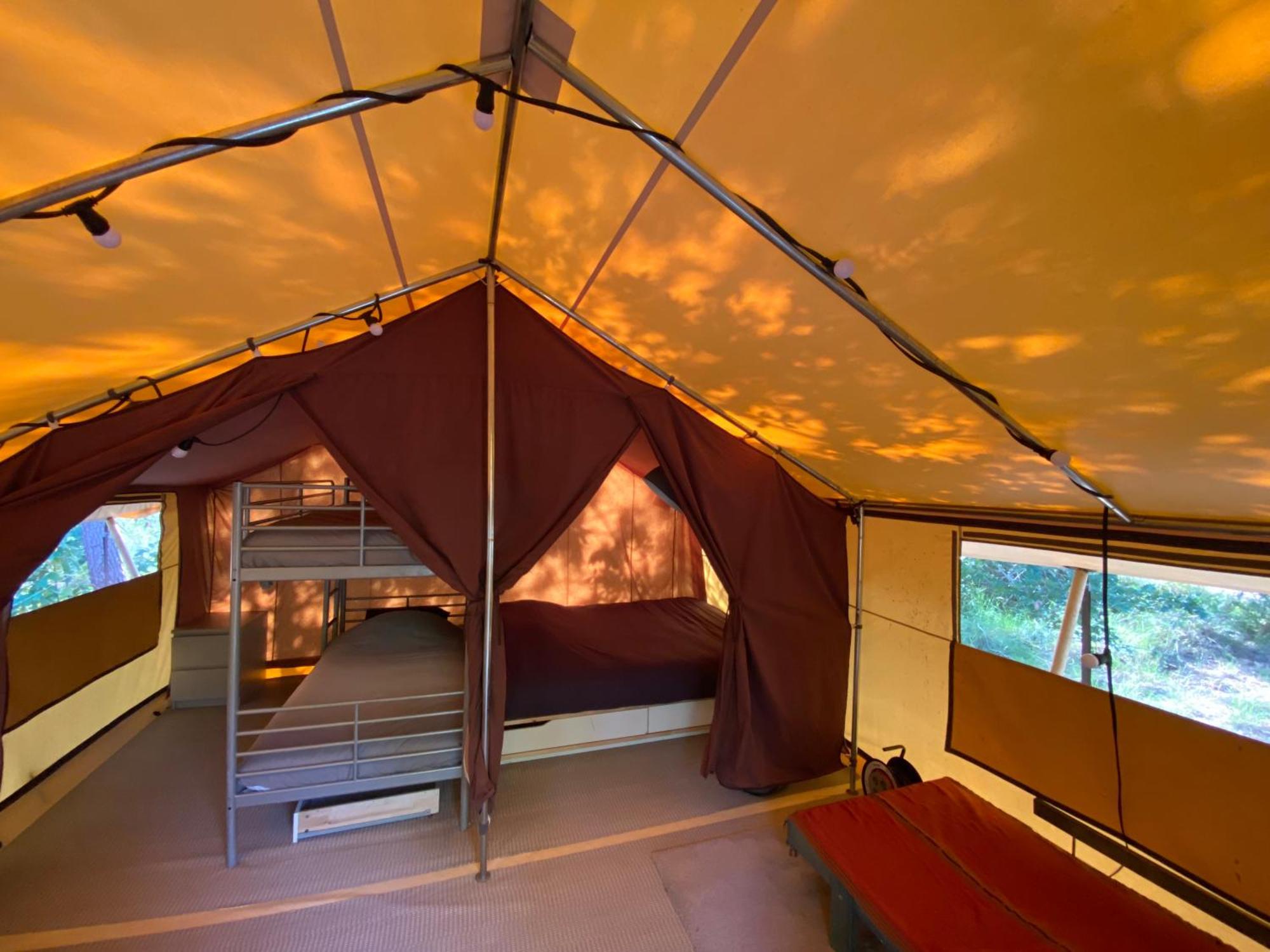 Camping La Kahute - Tente Lodge Au Coeur De La Foret 卡尔康 外观 照片