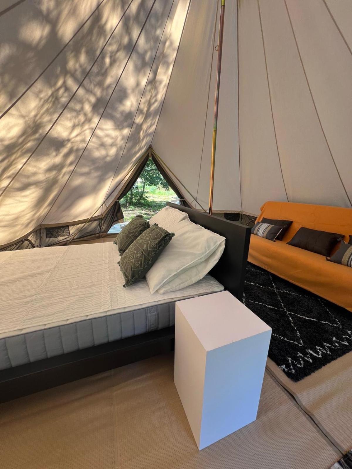 Camping La Kahute - Tente Lodge Au Coeur De La Foret 卡尔康 外观 照片