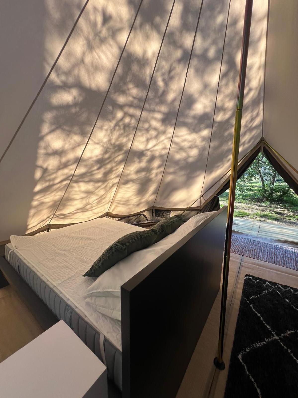Camping La Kahute - Tente Lodge Au Coeur De La Foret 卡尔康 外观 照片
