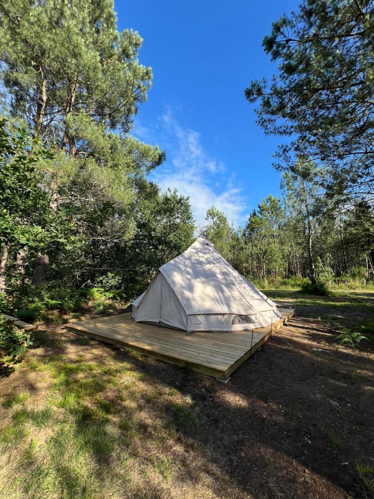 Camping La Kahute - Tente Lodge Au Coeur De La Foret 卡尔康 外观 照片